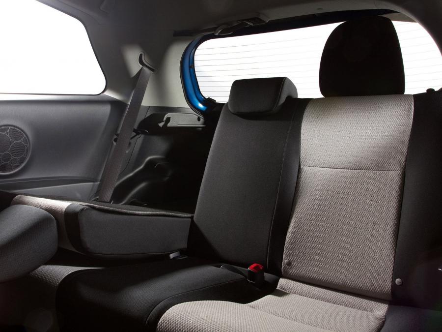  Toyota Yaris LE 3-Door 2011 года  (US) (фото 2 из 11)